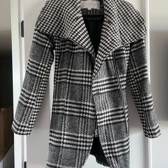 Black and white plaid printed wool winter pea Coat with belt . - Picture 3 of 3